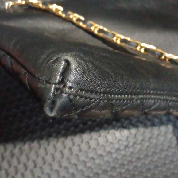 Elegant Black Quilted Crossbody Bag with Gold Accents - Picture 4 of 9
